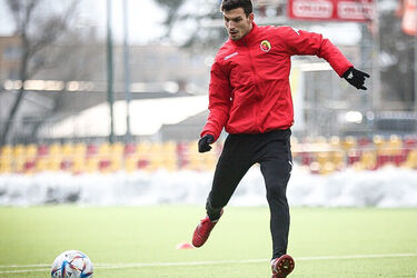 Nowi piłkarze Dumy Podlasia zagrali z "Jotką" na piersi. Na razie w sparingu rezerw