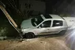 Pościg za 37-latkiem. Kierowca ucieczkę zakończył na słupie