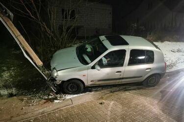Pościg za 37-latkiem. Kierowca ucieczkę zakończył na słupie