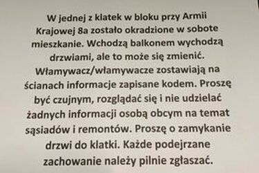 Seria włamań w okolicach Leśnej Doliny. Na klatkach pojawiły zaszyfrowane napisy