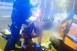Wysiadł z samochodu i upadł na ziemię. Policjanci uratowali życie 78-latowi