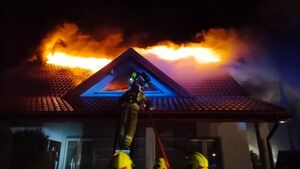 Palił się dom jednorodzinny. Straty są bardzo duże [ZDJĘCIA]