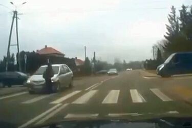 Nastolatka potrącona na przejściu dla pieszych [WIDEO]