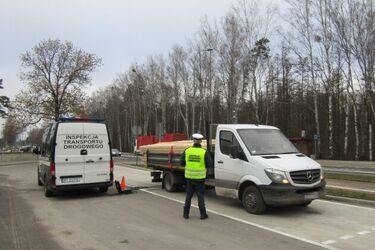 Busami wieźli zbyt ciężkie ładunki. Kierowcy słono zapłacili