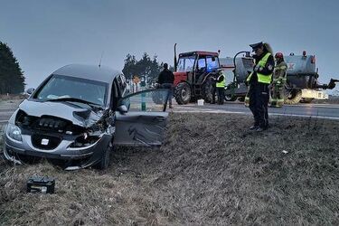 Wjechał ciągnikiem w seata. Kobieta jest ranna