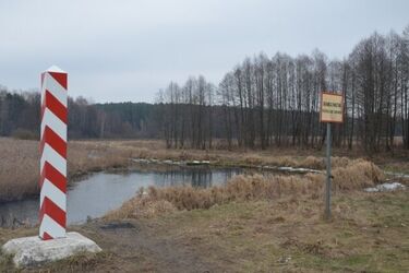 "Przewodnicy" pomagają cudzoziemcom przeprawiać się przez rzeki graniczne