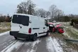 Zjechała na przeciwległy pas. Zderzyła się z busem