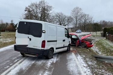 Zjechała na przeciwległy pas. Zderzyła się z busem
