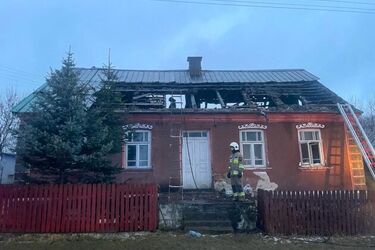7 zastępów walczyło z pożarem. Dom nie nadaje się do zamieszkania
