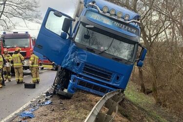 Kierowca ciągnika siodłowego zderzył się z busem