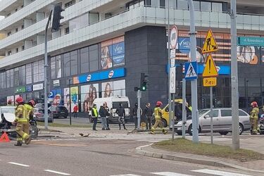 Białystok. Kierowca zignorował czerwone światło, zderzył się z autami
