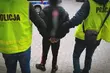 Przed policjantami schował się w lodówce