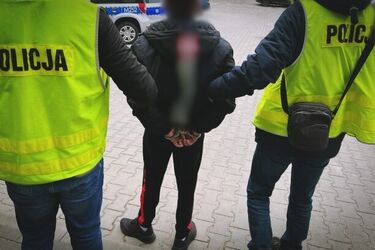 Przed policjantami schował się w lodówce