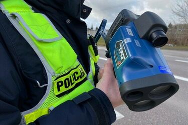 Pędzili w obszarze zabudowanym. Mandat? 1500 zł! Ale to nie wszystko