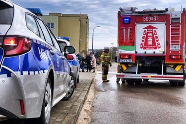 Policja dostała zgłoszenie o podłożonym ładunku wybuchowym. Ewakuowano szkołę 