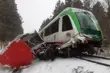 Śmiertelny wypadek na torach. Dostawczak wjechał pod szynobus [ZDJĘCIA]