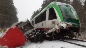 Śmiertelny wypadek na torach. Dostawczak wjechał pod szynobus [ZDJĘCIA]