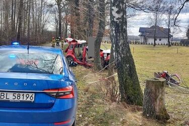 Kierowca uderzył w drzewo. Nie przeżył