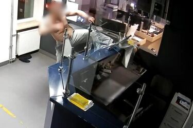 Podpalił samochód, zdemolował komendę i kopał policjantów. 36-latek usłyszał zarzuty