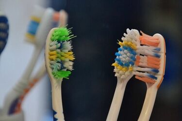 Polacy słabo walczą z próchnicą. Zbyt rzadko myją zęby