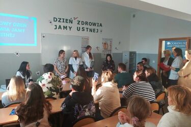 Maturzyści mogli poznać ofertę Cosinusa i zadbać o jamę ustną