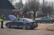 Auto po zderzeniu z drugim, uderzyło w idącą kobietę z dziećmi 