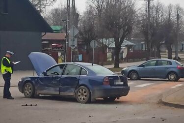 Auto po zderzeniu z drugim, uderzyło w idącą kobietę z dziećmi 