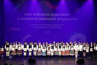 "Nie trzeba cisnąć po kosztach rodziców". Rozdano stypendia artystyczne dla uczniów