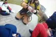Nieprzytomny mężczyzna leżał na klatce. Pomoc przyszła w porę [WIDEO]