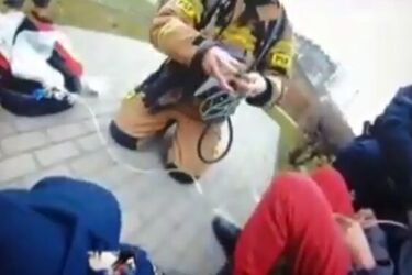 Nieprzytomny mężczyzna leżał na klatce. Pomoc przyszła w porę [WIDEO]