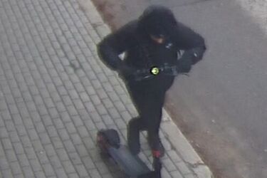 Szedł z małym dzieckiem na rękach. Potrąciła ich hulajnoga