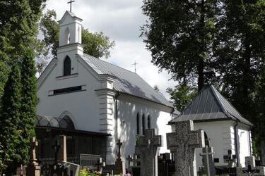 Najstarszy cmentarz, najstarszy klasztor i drewniana kamienica - zabytki do remontu