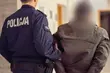 Jedną chował do torby, drugą kupował. Łącznie ukradł 11 butelek alkoholu