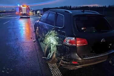 Osobówka stała na pasie awaryjnym. Uderzyła w nią ciężarówka