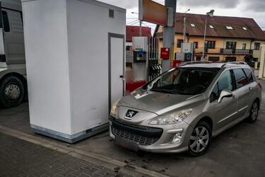 Nietrzeźwy kierowca wpadł, bo uderzył w dystrybutor