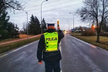 Kolizja na stacji benzynowej. Sprawca wpadł, bo wrócił coś przekąsić