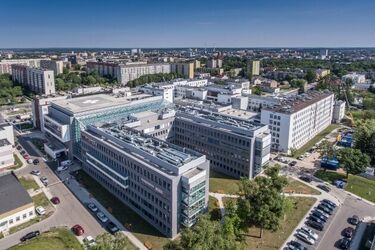 Odciął krajzegą palec. Lekarze pomimo wolnego przyjechali go przyszyć