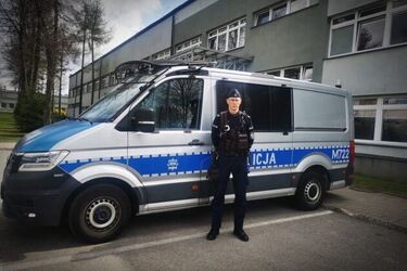 Osiedle TBS. Auto uderzyło w słup - w środku był pijany ojciec z małym dzieckiem