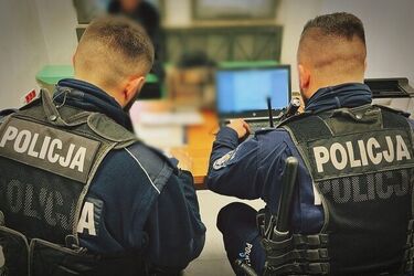 Wyrzuciła z samochodu reklamówkę pełną śmieci. Bo "spieszyła się do pracy"