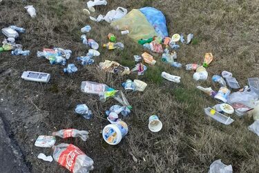 Droga to nie wysypisko. Nie wyrzucaj śmieci z auta