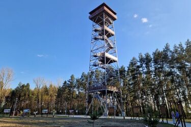 Wieża widokowa niby zamknięta, ale wejść się da [ZDJĘCIA]