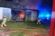 Nocny pożar strawił zabudowania gospodarcze i drogie maszyny rolnicze