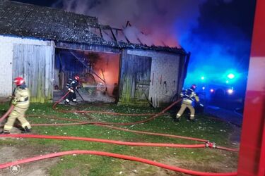 Nocny pożar strawił zabudowania gospodarcze i drogie maszyny rolnicze