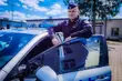 Wychodząc z domu zauważył kłęby dymu. Policjant uratował sąsiadów