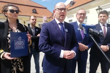 "Seksualizacja" i "promocja LGBT" w szkołach. Podlaski PiS zbiera podpisy przeciw