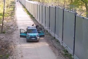 Agresywni cudzoziemcy rzucali kamieniami w pograniczników