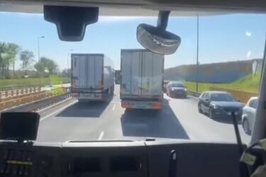Strażacy pędzili do wypadku. Kierowcy zablokowali im korytarz życia [WIDEO]