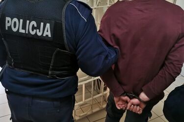 Ukradł alkohol. Ochroniarzowi przystawił broń do głowy i groził śmiercią