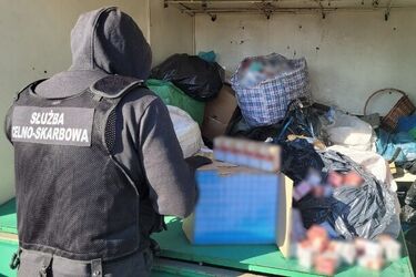Przemytnicza "dziupla" na białostockim targowisku zlikwidowana [WIDEO]
