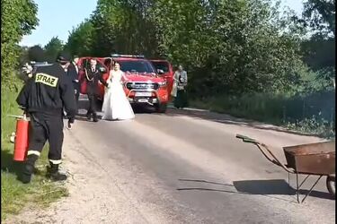 Strażak jechał do ślubu, musiał ugasić pożar [WIDEO]